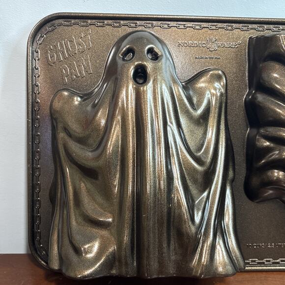 HALLOWEEN Nordic Ware GHOST PAN 10 Cup Cake Pan STANDING GHOST CAKE - Picture 2 of 8